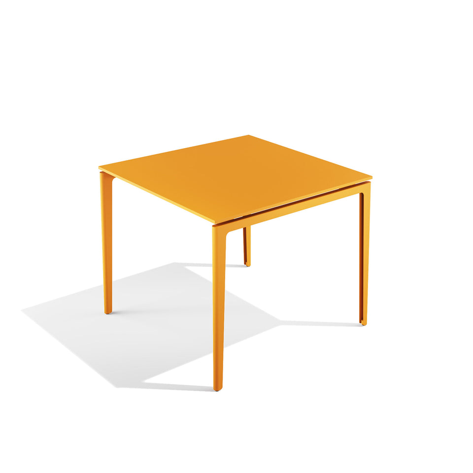 outdoor dining tables - detail view