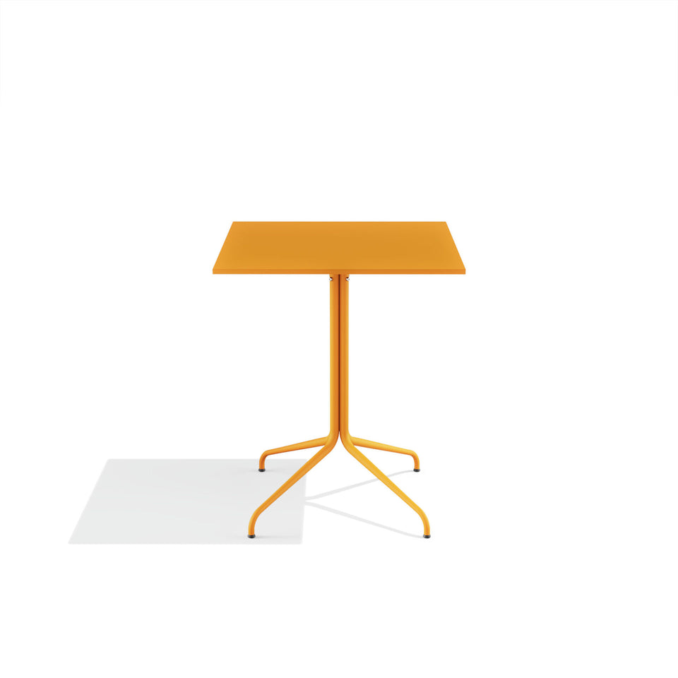 outdoor table - detail view