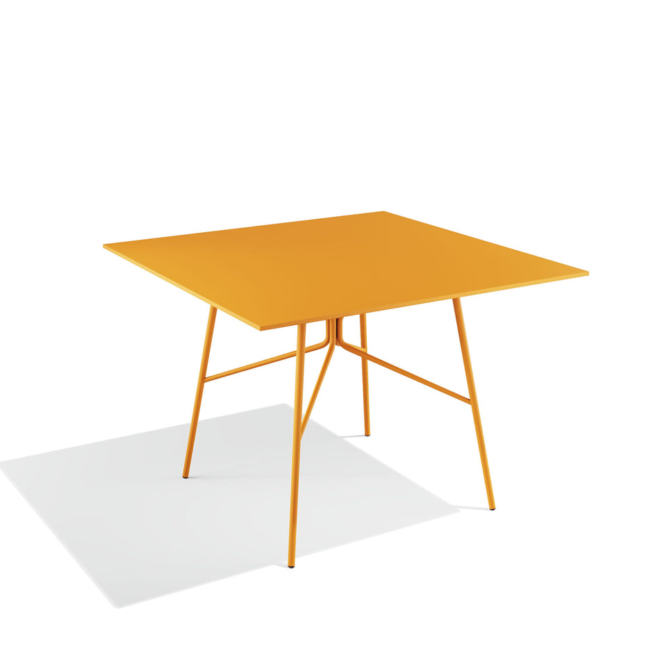outdoor table - detail view