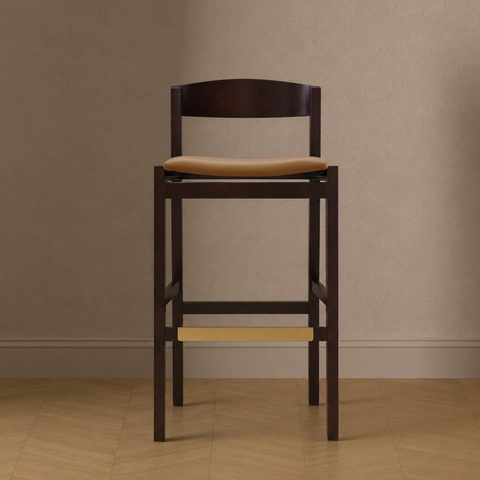 Klismos in Camel - lifestyle   front 1